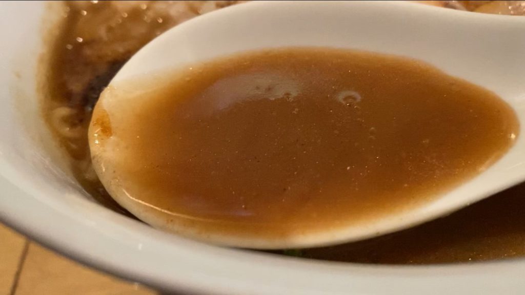 濃厚な醤油スープ